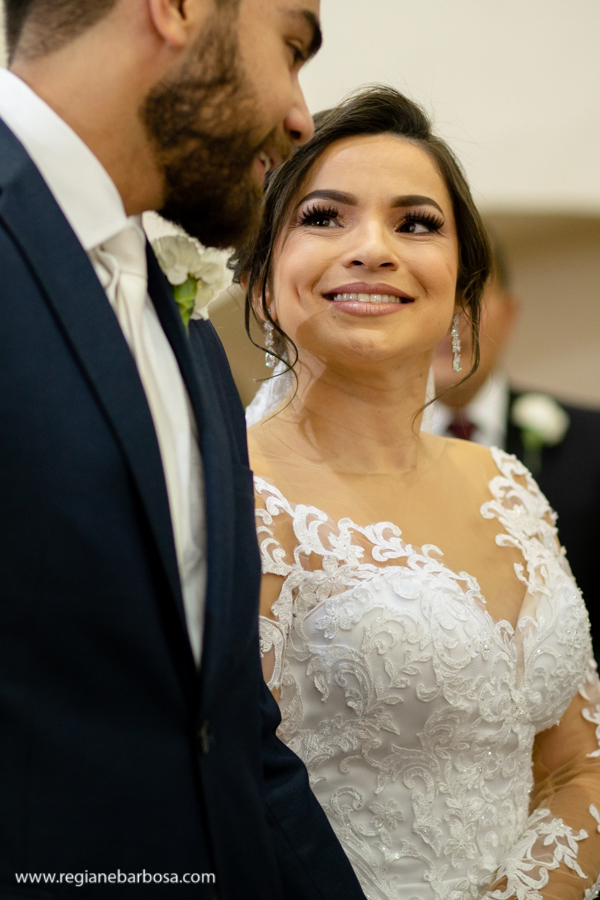 noiva olhando para seu noivo no altar