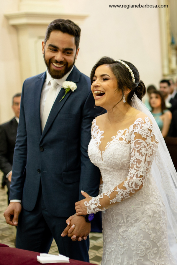 noiva dando gargalhada