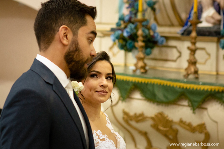 noiva olhando para seu noivo no altar