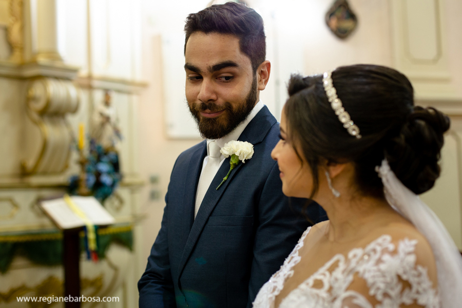 noiva olhando para seu noivo no altar