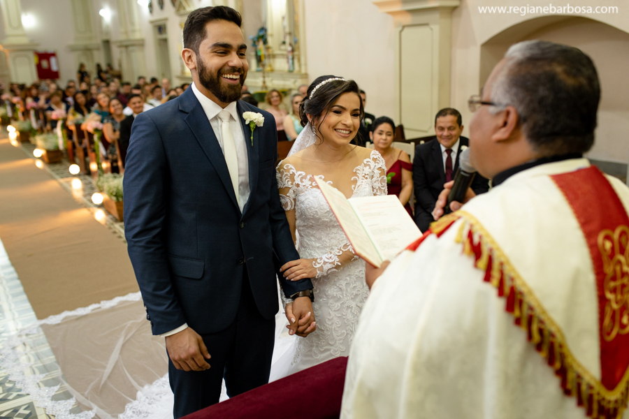 noivos sorrindo ao responder o SIM