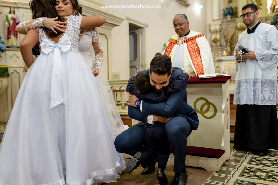 noivos abracam seus sobrinhos que levaram as aliancas