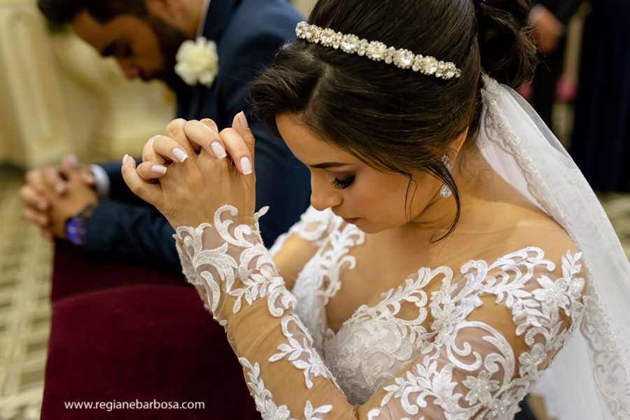 noivos ajoelhados rezando