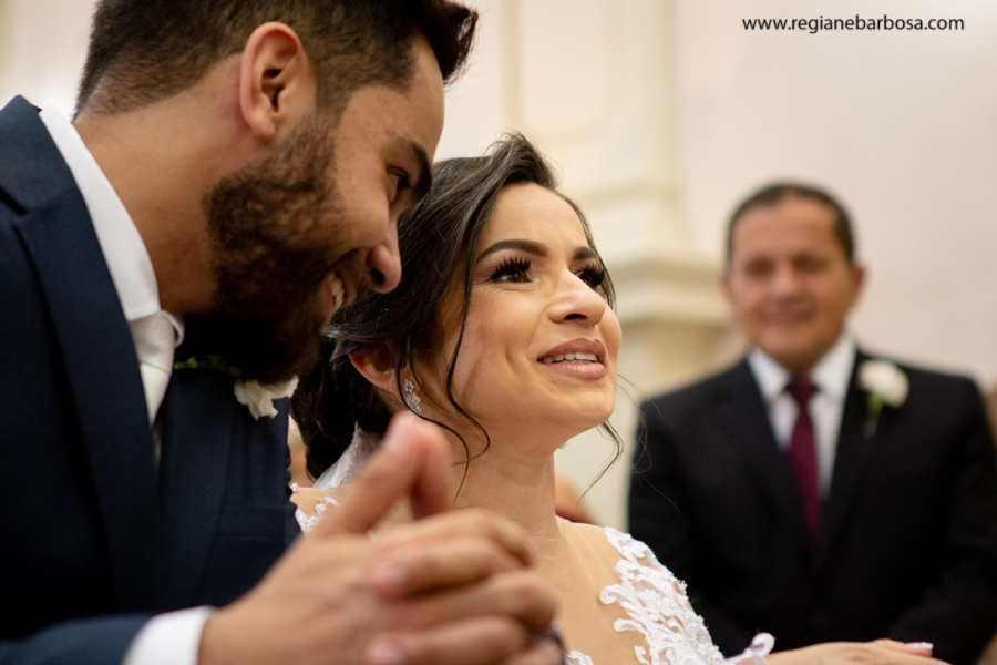 noivo falando baixinho com a noiva