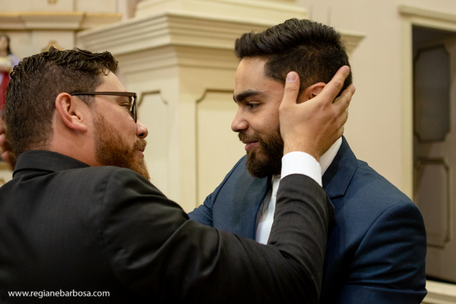 cumprimento do noivo com seu irmao