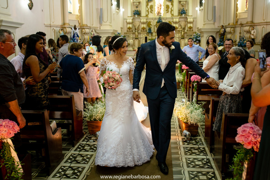 noivos saindo da igreja cumprimentando a avo