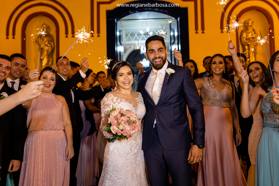 noivos na porta da igreja