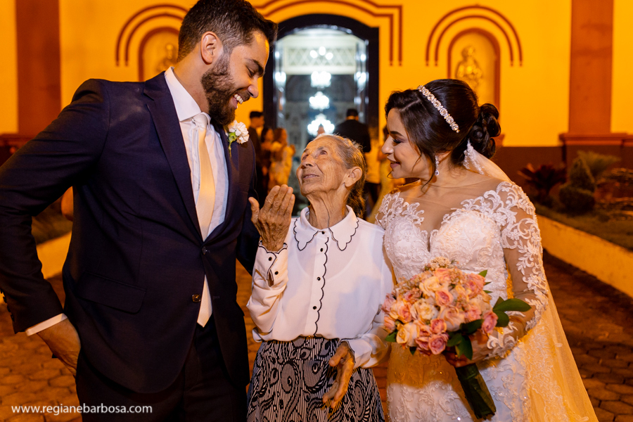 noivos conversando com avo