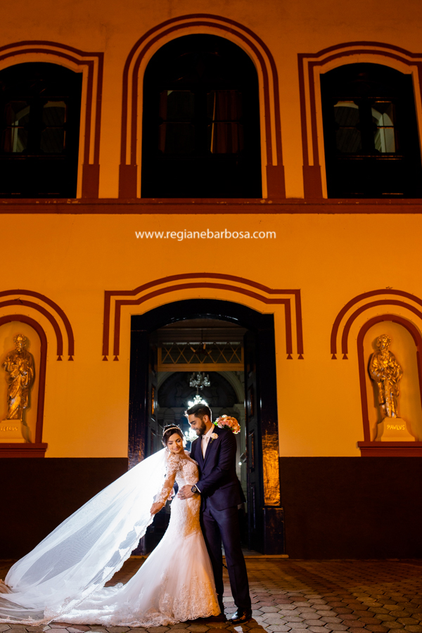ensaio do casal na porta da igreja