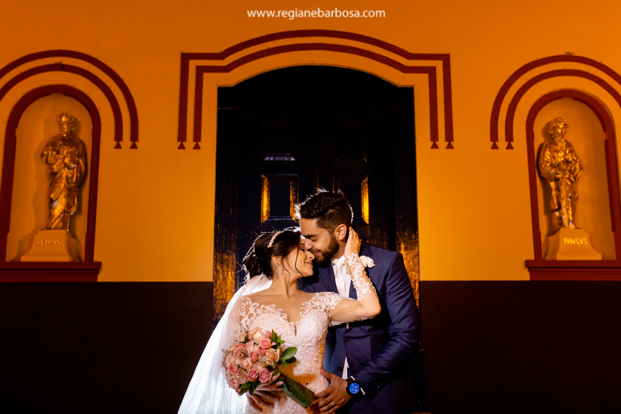 ensaio do casal na porta da igreja