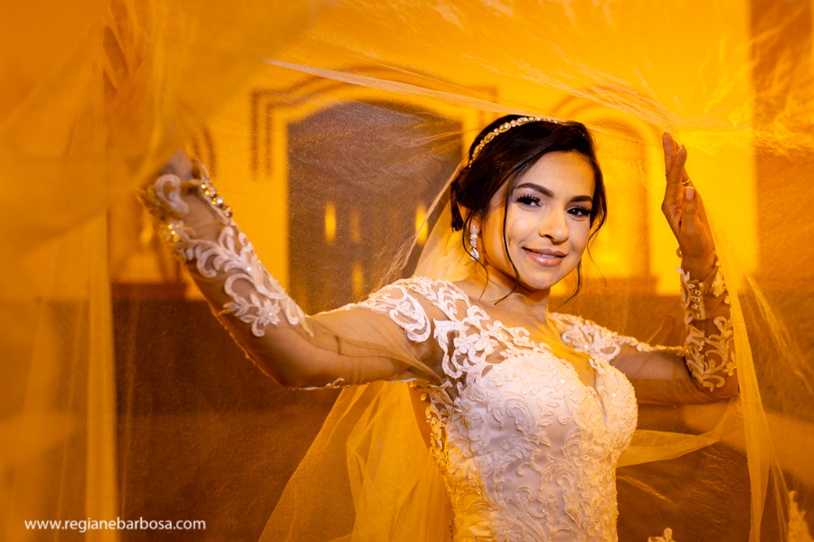 ensaio do casal na porta da igreja