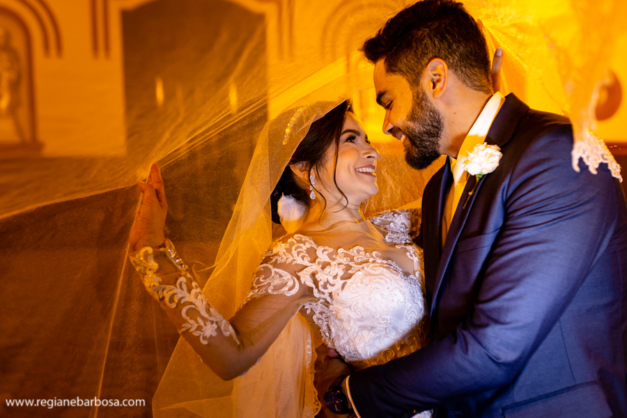 ensaio do casal na porta da igreja