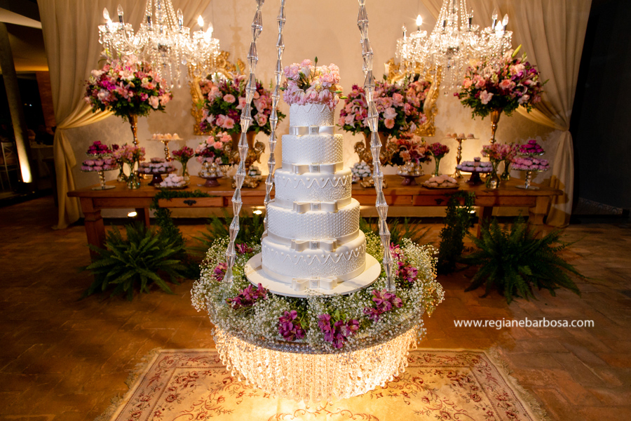 decoracao em tons de rosa com bolo suspenso espaco garden Cruzeiro SP