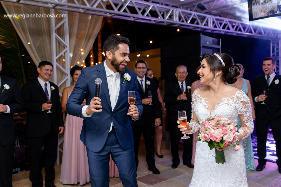 noivos brindam com padrinhos e agradecem os convidados