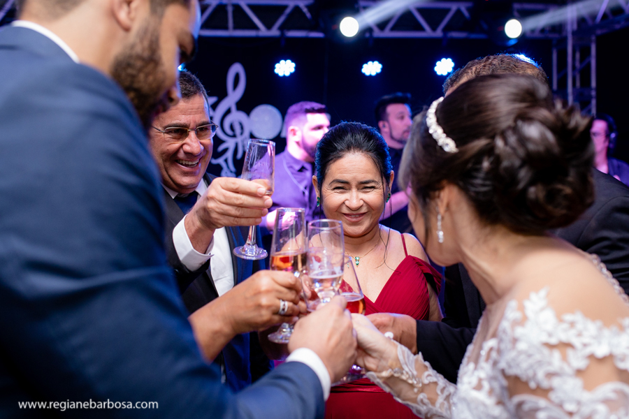 noivos brindam com seus pais
