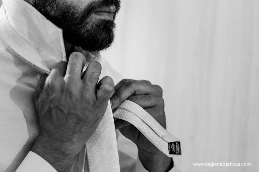 noivo fazendo o no na gravata