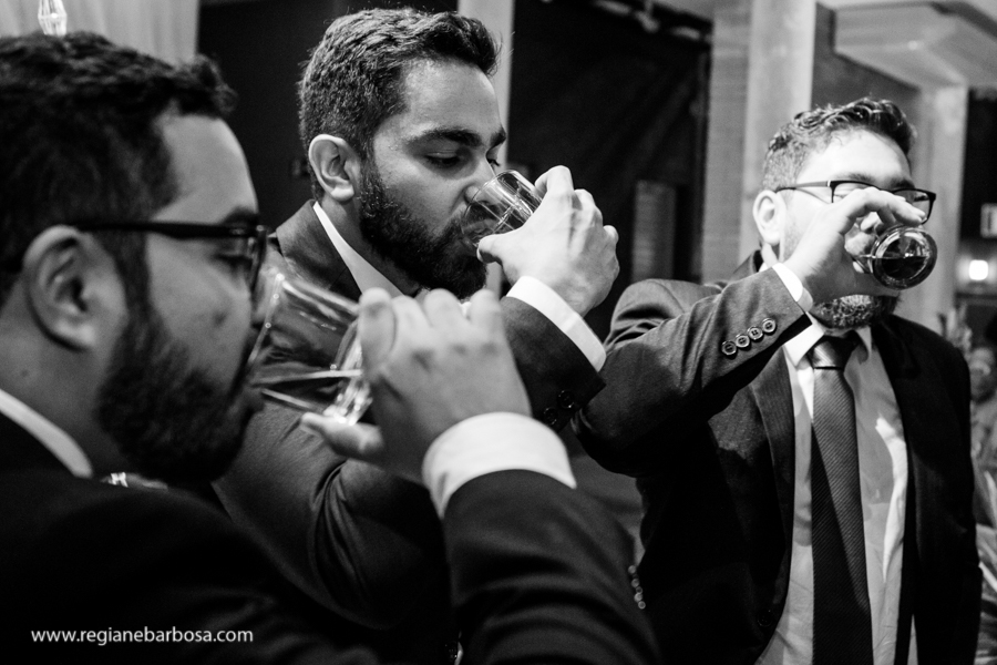 noivo bebendo whisky com seus irmaos