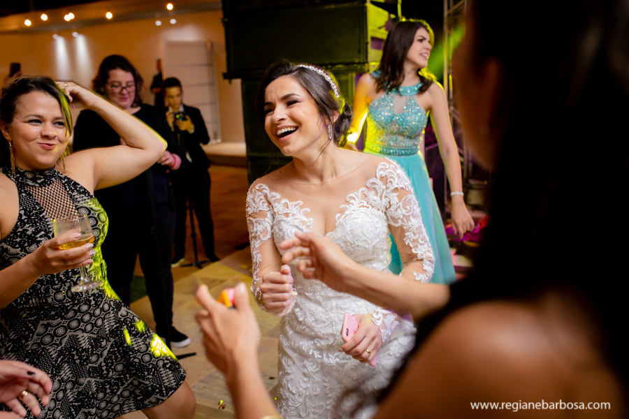 noiva dançando com suas amigas