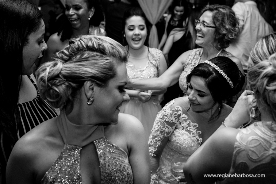 noiva dançando com suas amigas