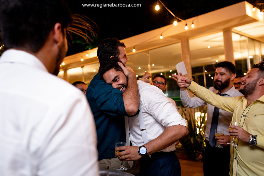 noivo abracando amigo