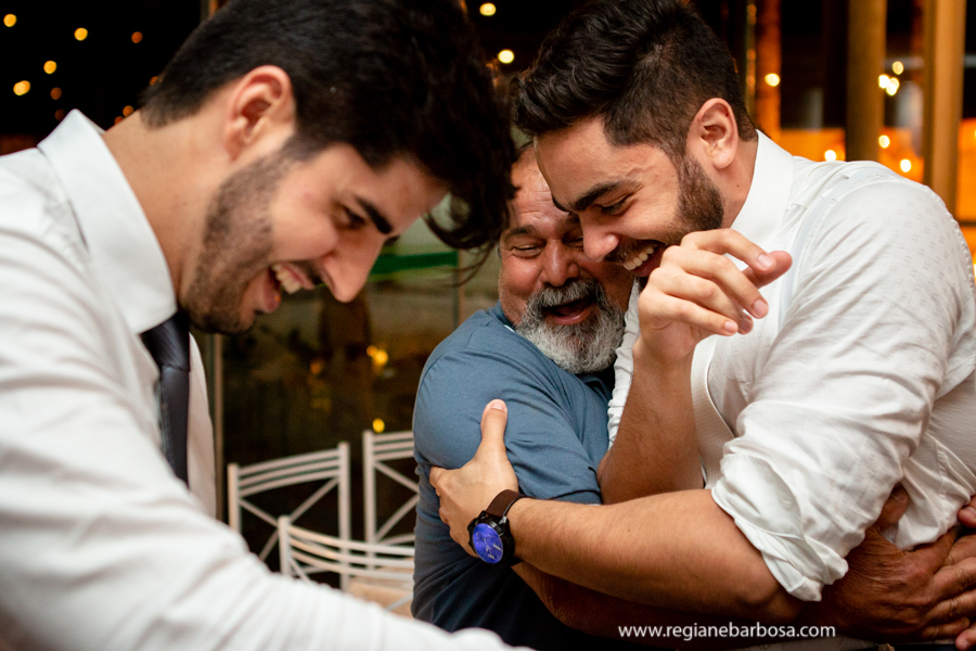 noivo abracando amigo