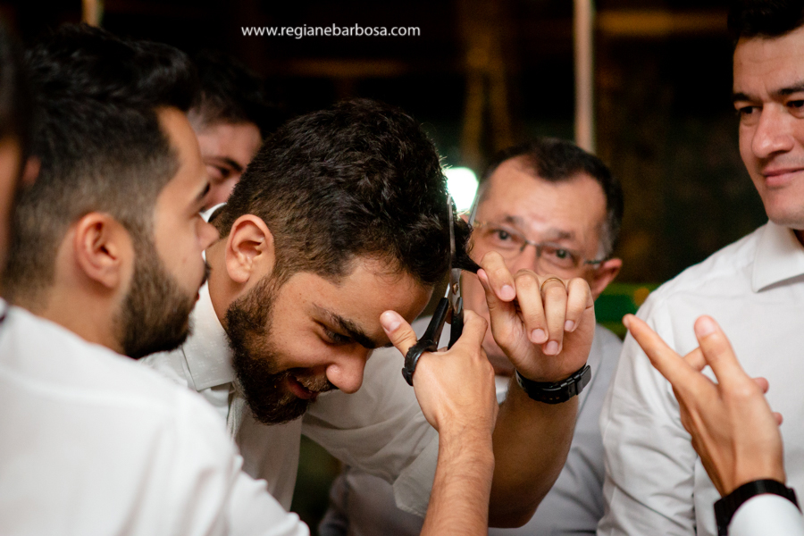 noivo cortou o cabelo no momento da gravata