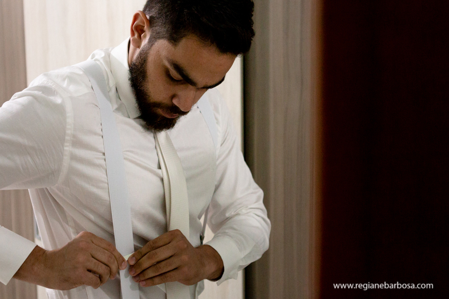 noivo com suspensorio