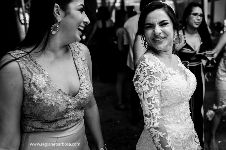 noiva dançando com suas amigas