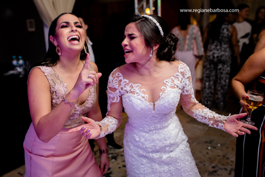 noiva dançando com suas amigas