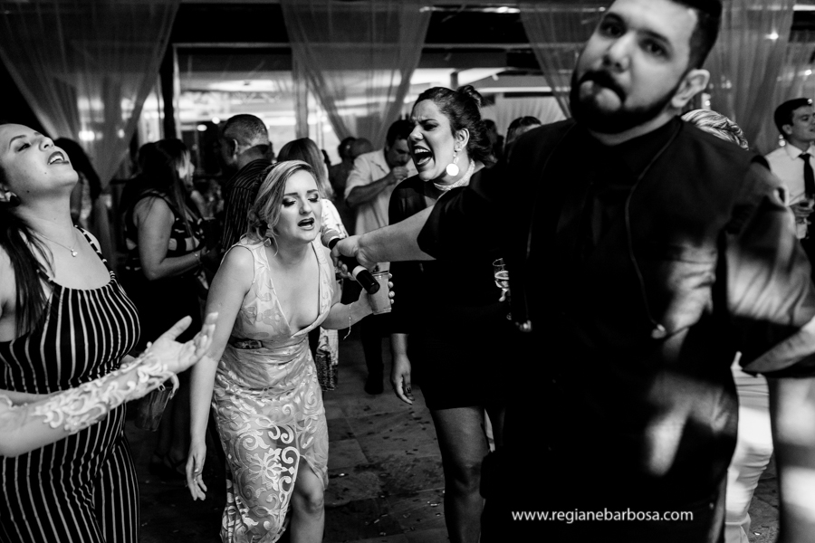 amigas cantando junto a banda Saxsom