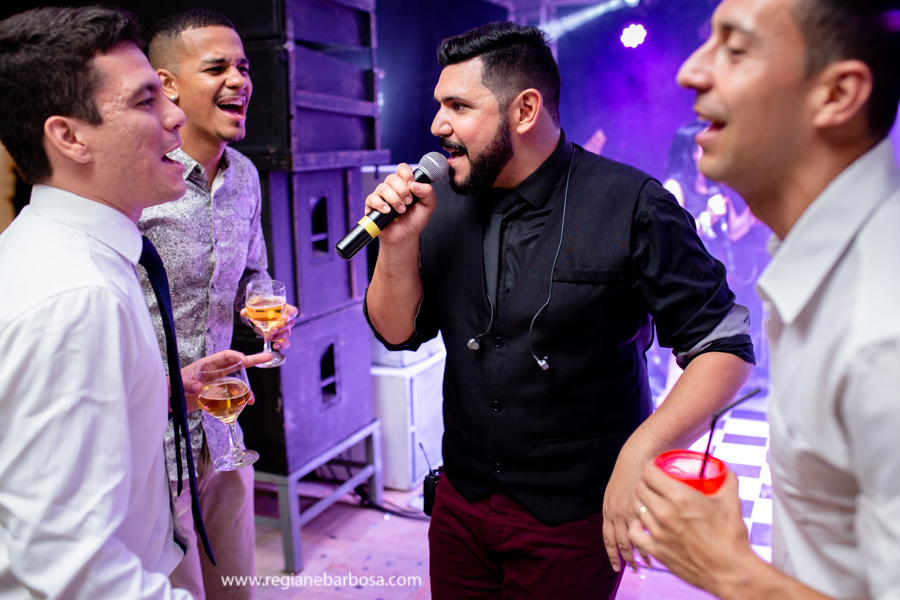 amigos cantando junto a banda Saxsom