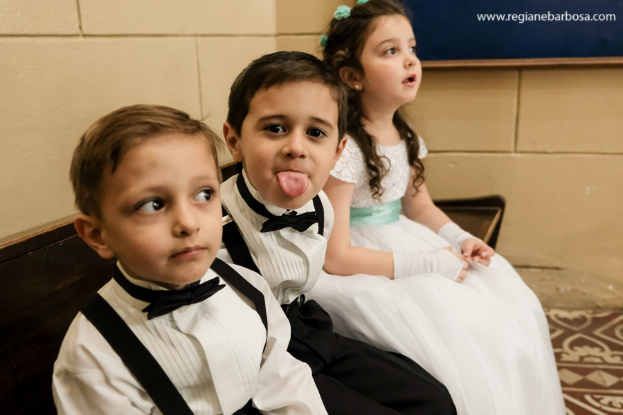 pajem mostrando a lingua