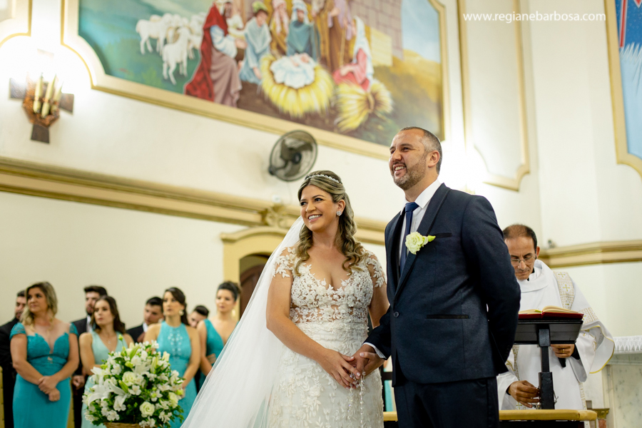 noivos aguardam a entrada dos pajens