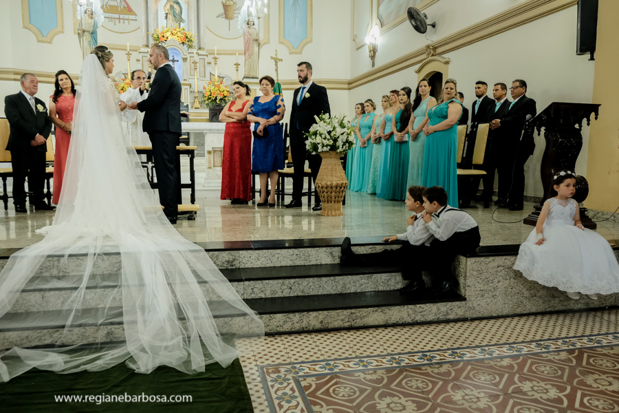 pajens assistem ao casamento