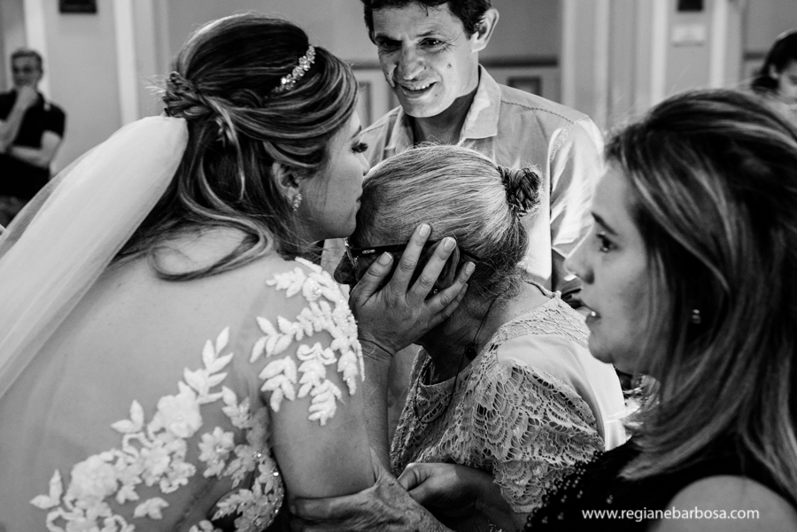 noiva cumprimenta sua avo