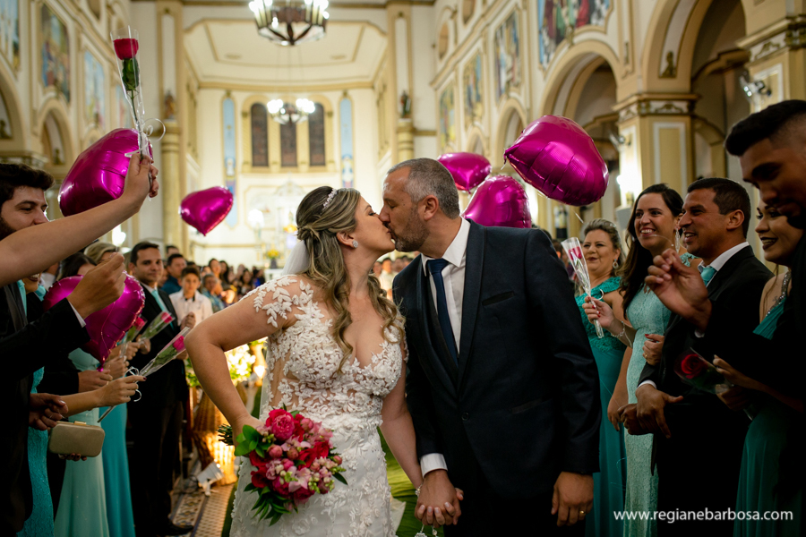 noivos se beijao baloes de gas helio rosa