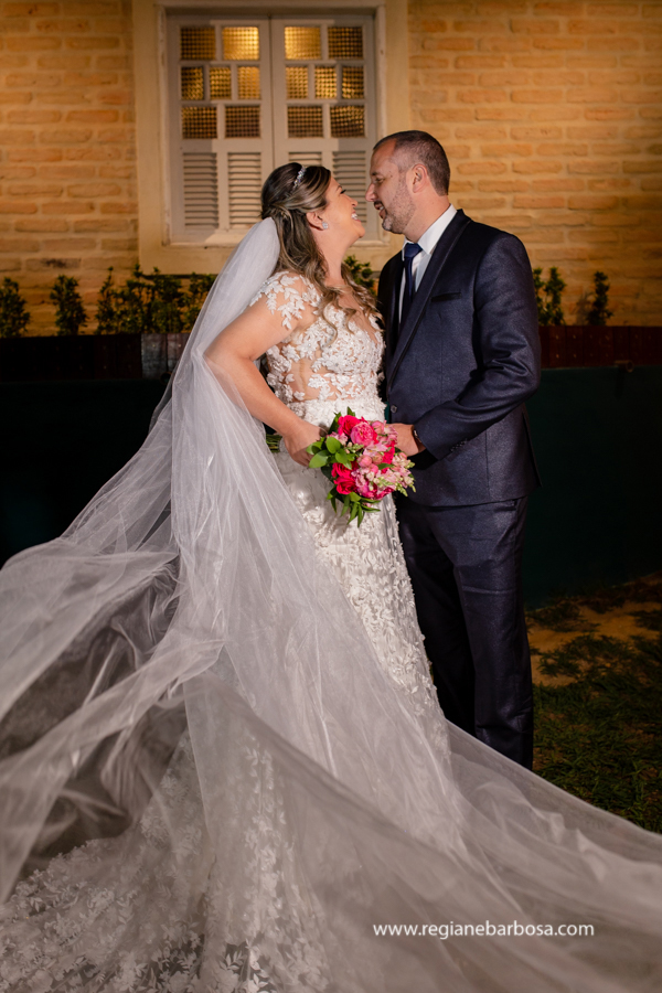 noivos posando para foto