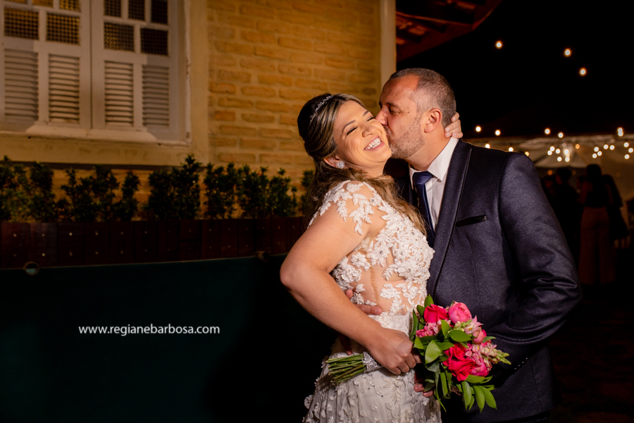 noivo beijando o rosto da noiva