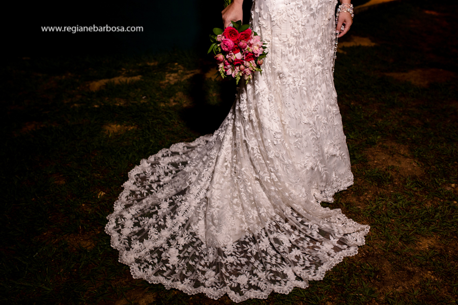 casamento em Cruzeiro no espaço de festas Aloha Regiane Barbosa Fotografia Detalhes do vestido e buque