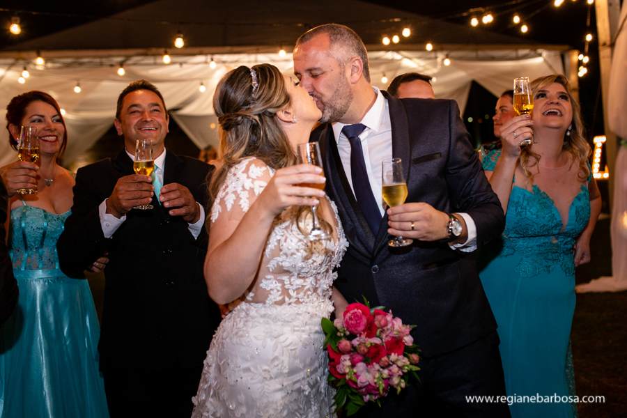 noivos brindam junto aos padrinhos