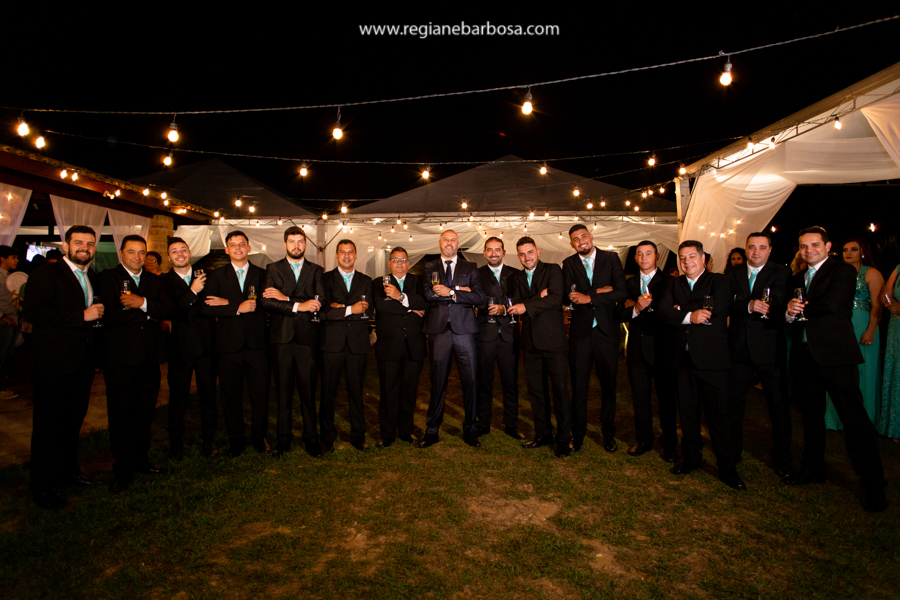 padrinhos com terno preto e gravata azul tifany