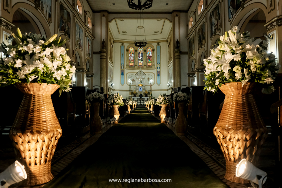 decoracao da igreja Matriz da Imaculada Conceicao Cruzeiro SP Tapete verde iluminacao decorativa corredor da igreja