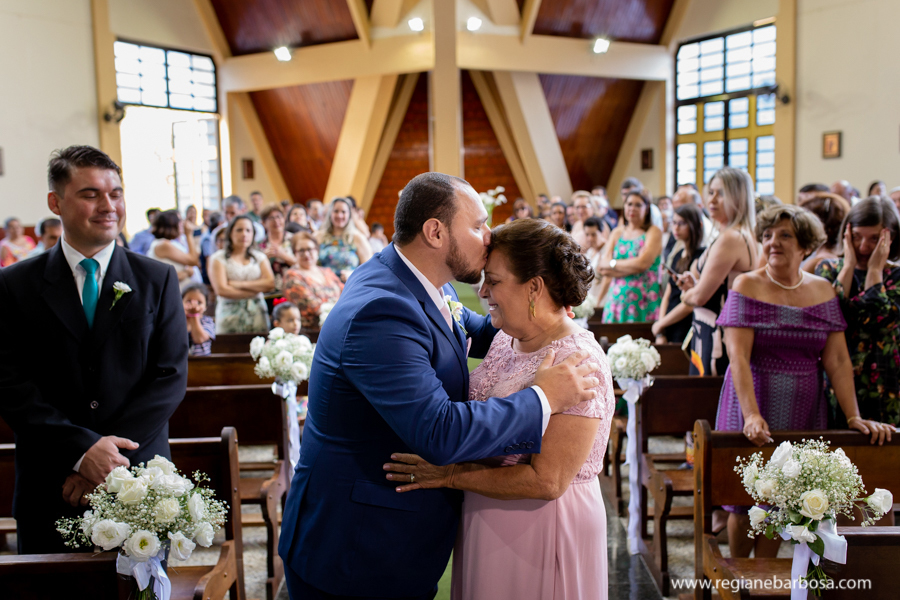 noivo beijando a teste de sua mae