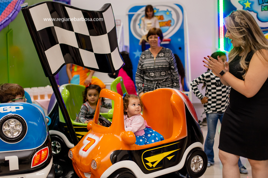 Aniversario Galinha pintadinha rosa fabrica de sonhos guaratingueta guilana festas c3 cupcake Regiane Barbosa Fotografia 1 ano menina