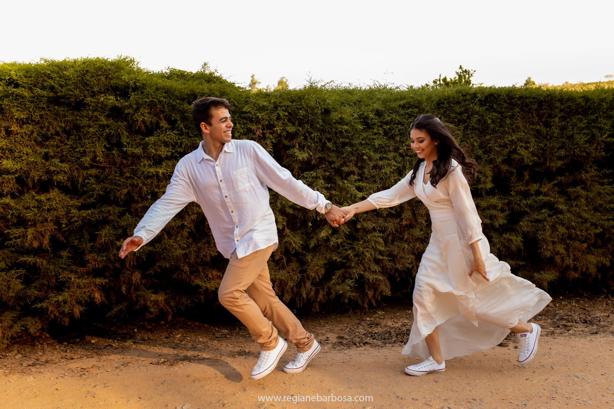 Ensaio casal estradinha rural vestido branco camisa branca e calca marrom allstar branco correndo