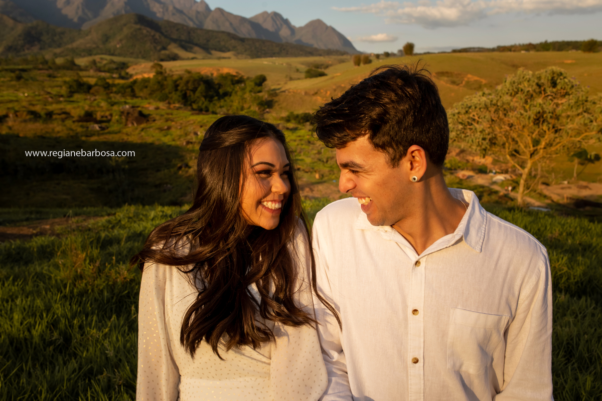 Ensaio casal estradinha rural vestido branco camisa branca e calca marrom allstar branco