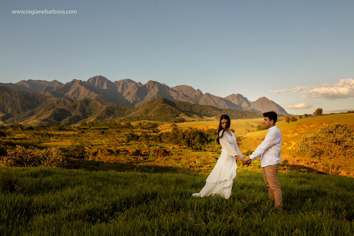 Ensaio casal estradinha rural vestido branco camisa branca e calca marrom allstar branco serra da mantiqueira