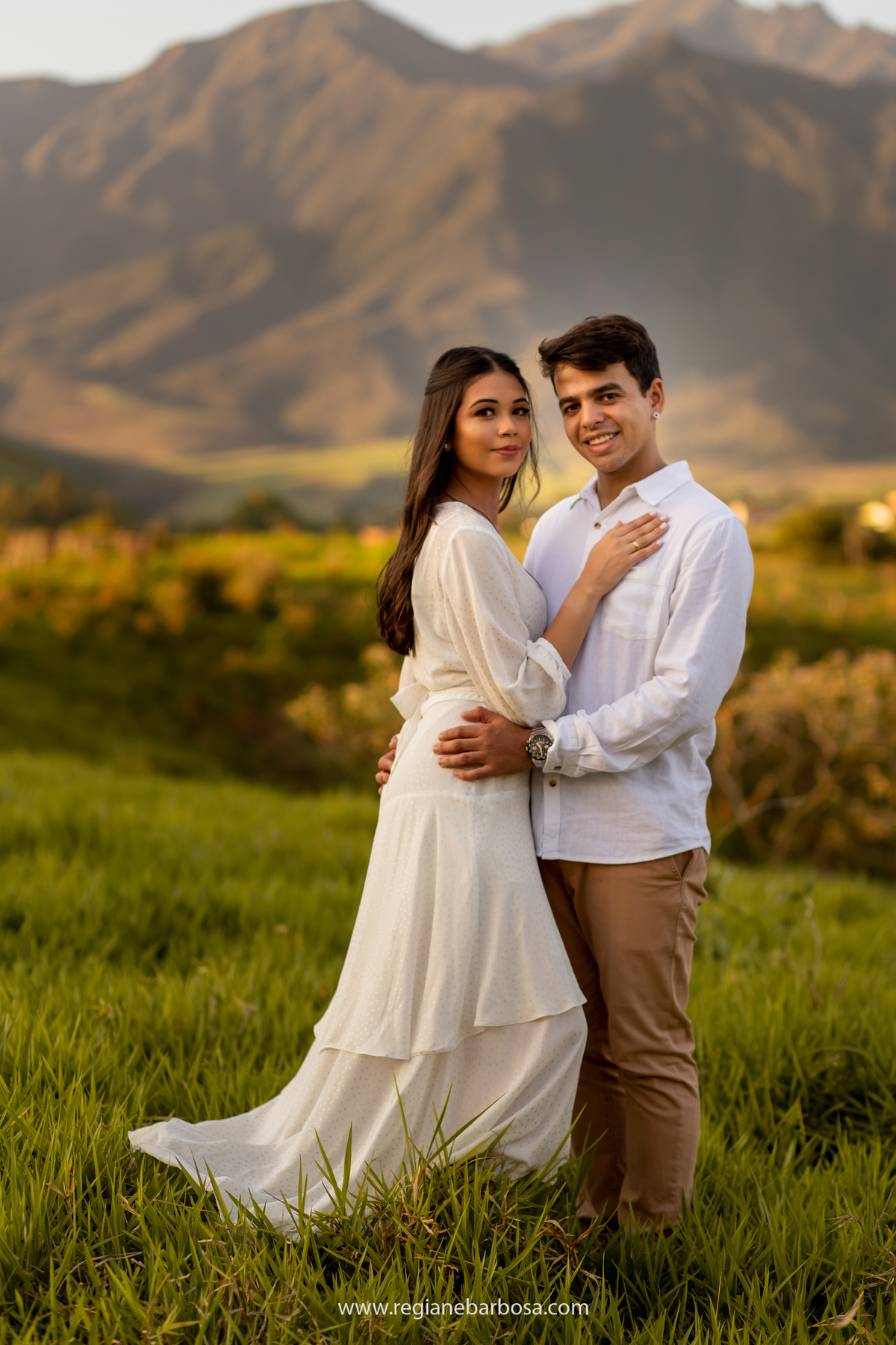 Ensaio casal estradinha rural vestido branco camisa branca e calca marrom allstar branco