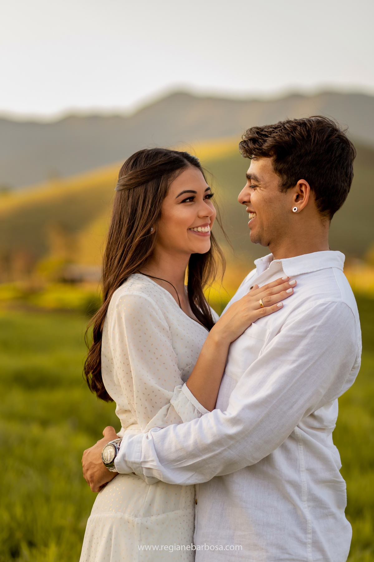 Ensaio casal estradinha rural vestido branco camisa branca e calca marrom allstar branco