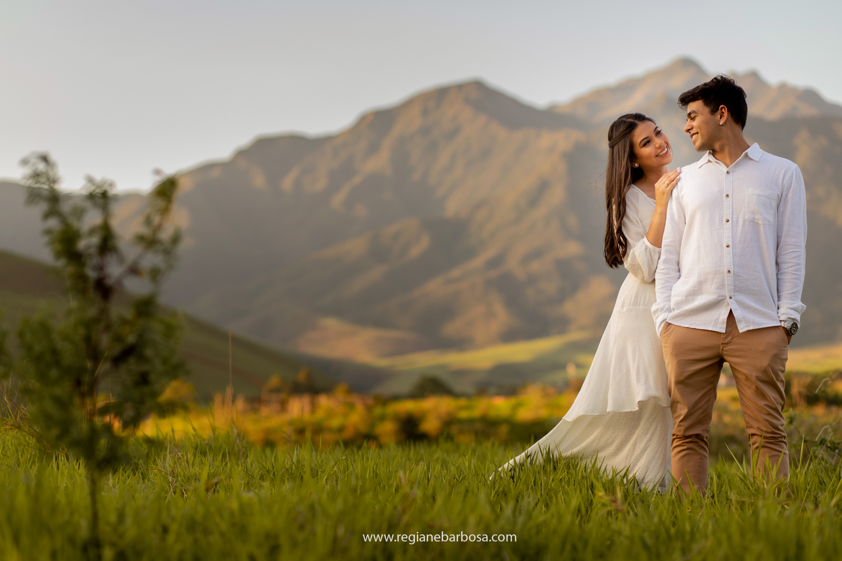 Ensaio casal estradinha rural vestido branco camisa branca e calca marrom allstar branco